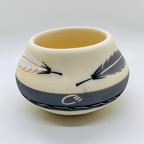 Native American Little Grey Pottery Father Vase - Picture 4 of 13